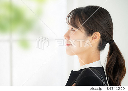 就職活動のイメージに使いやすい若い日本人女性のポートレート 就職活動のイメージに使いやすい若い日本人女性のポートレート 84341290