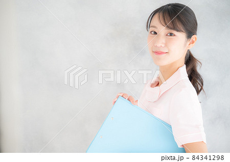 美容系ナースや看護師のイメージに使いやすい日本人女性のポートレート コピースペースあり 美容系ナースや看護師のイメージに使いやすい日本人女性のポートレート コピースペースあり 84341298
