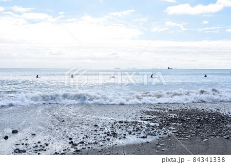 秋の茅ヶ崎海岸　光る海とサーファー 84341338