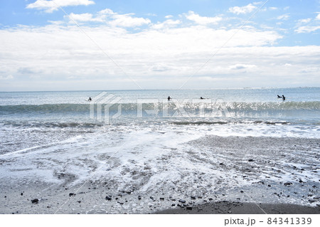 秋の茅ヶ崎海岸　光る海とサーファー 84341339