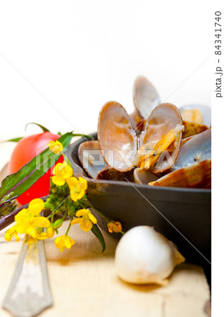 fresh clams on an iron skillet fresh clams on an iron skillet 84341740
