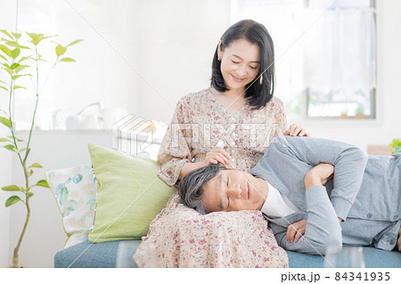 膝枕で耳かきをするミドルエイジの夫婦 膝枕で耳かきをするミドルエイジの夫婦 84341935