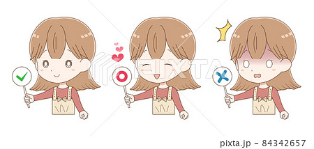 マル・バツ・チェックマークの札を持つ女の子 84342657