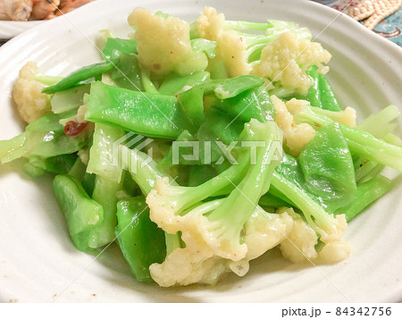 カリフローレとさやいんげんのソテー 84342756