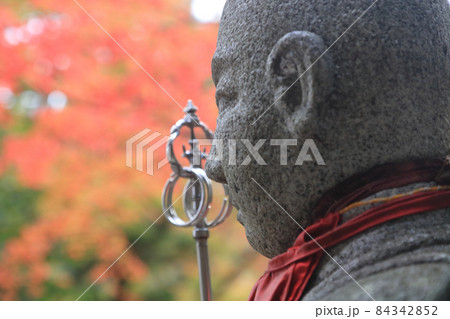 秋の四国霊場第88番札所「大窪寺」山門前のお大師さま 84342852