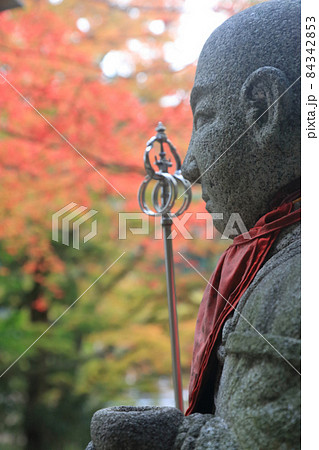 秋の四国霊場第88番札所「大窪寺」山門前のお大師さま 84342853