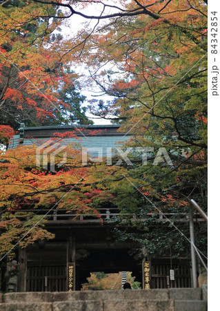 秋の四国霊場第88番札所「大窪寺」紅葉の山門 84342854