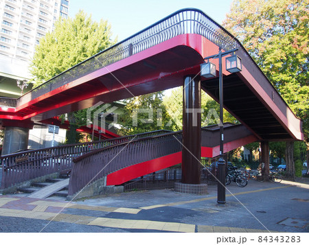 赤い歩道橋 84343283