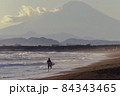 富士山の見える冬の江ノ島でサーフィンをする若者 84343465