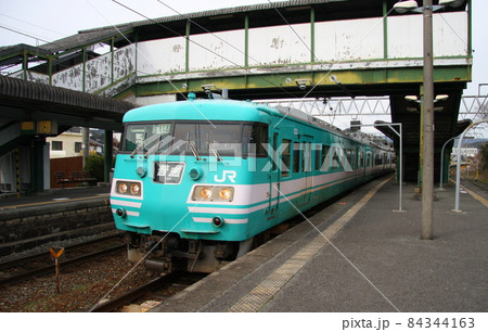 駅に停車中の、紀勢本線の117系電車 駅に停車中の、紀勢本線の117系電車 84344163