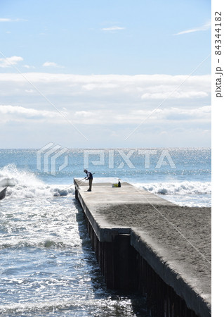 荒れ模様の秋の茅ヶ崎海岸の釣り人 荒れ模様の秋の茅ヶ崎海岸の釣り人 84344182