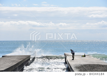 荒れ模様の秋の茅ヶ崎海岸の釣り人 84344184
