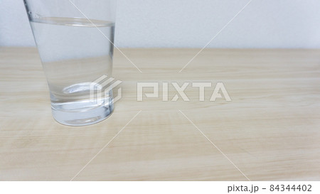 水の入ったコップ 84344402