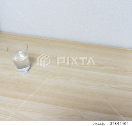 水の入ったコップ 84344404