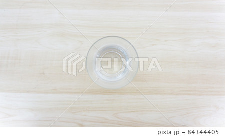 水の入ったコップ 84344405