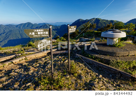 朝の丹沢・塔ノ岳山頂の風景 84344492