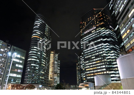 2021年　品川駅港南口の夜景 84344801