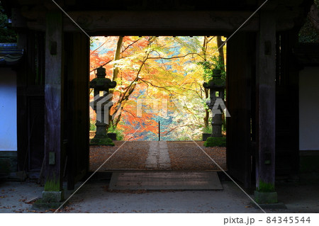愛知県豊田市足助町　香積寺の参道から眺める香嵐渓の紅葉 84345544