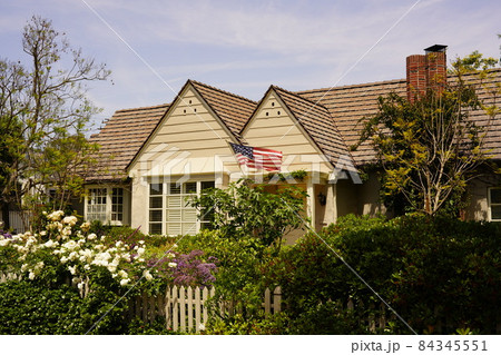 アメリカの国旗を掲げた邸宅 84345551