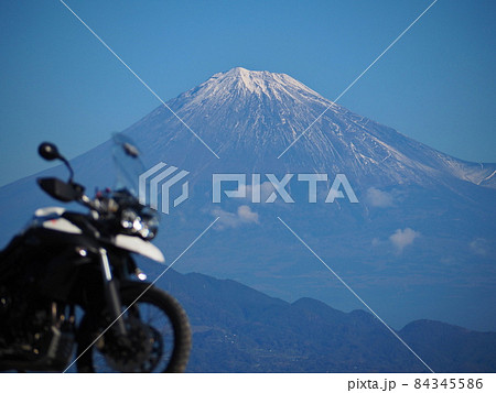 冠雪した富士山とバイクの写真 84345586