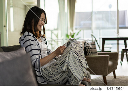 家でタブレットを使う若い女性 家でタブレットを使う若い女性 84345604