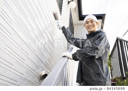 ローラーで戸建て住宅の外壁を塗る塗装職人 ローラーで戸建て住宅の外壁を塗る塗装職人 84345699