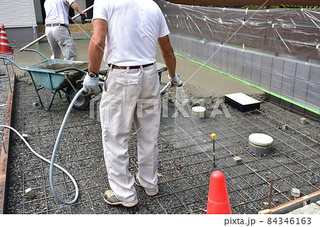 玄関前のコンクリート打設作業 玄関前のコンクリート打設作業 84346163