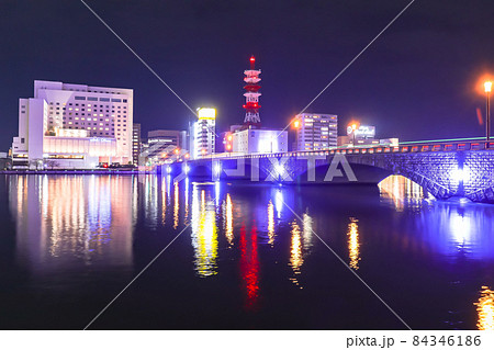 ブルーライトアップの萬代橋　(世界糖尿病デー) 84346186