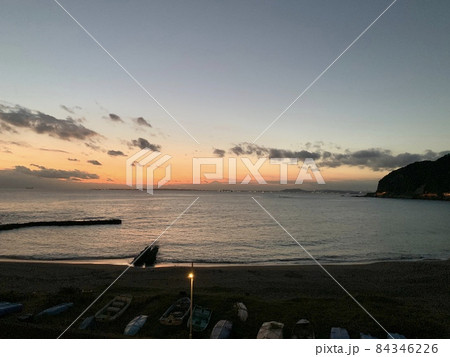 雲が浮かぶ夕暮の空と波が穏やかなビーチ　写真素材 84346226