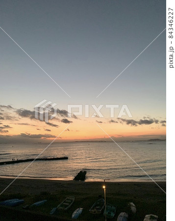 雲が浮かぶ夕暮の空と波が穏やかなビーチ 写真素材 雲が浮かぶ夕暮の空と波が穏やかなビーチ 写真素材 84346227