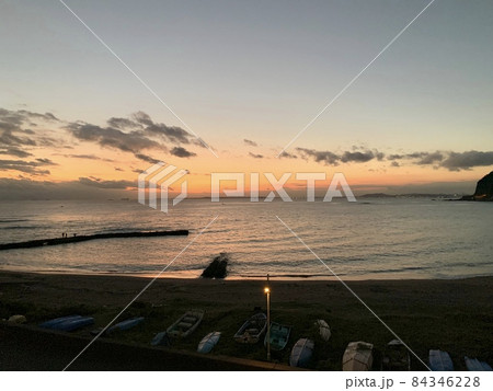 雲が浮かぶ夕暮の空と波が穏やかなビーチ 写真素材 雲が浮かぶ夕暮の空と波が穏やかなビーチ 写真素材 84346228