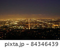 グリフィス天文台から見るロサンゼルス市街地のライトアップされた夜景 84346439