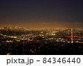 グリフィス天文台から見るロサンゼルス市街地のライトアップされた夜景 84346440