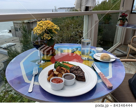 ロサンゼルス郊外の海沿いのレストランのステーキと付け合わせ ロサンゼルス郊外の海沿いのレストランのステーキと付け合わせ 84346444