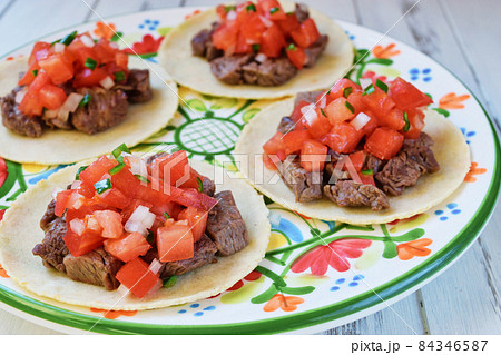 メキシコ料理の美味しいタコス 84346587