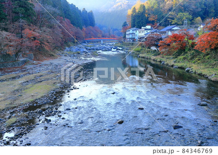 愛知県豊田市足助町 早朝の香嵐渓 紅葉と巴川の待月橋 愛知県豊田市足助町 早朝の香嵐渓 紅葉と巴川の待月橋 84346769