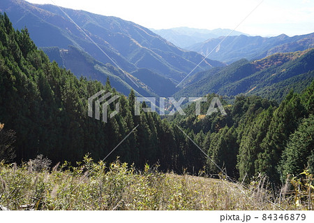 群馬県　桐生市　桐生川上流　林道三境線から桐生川が作る谷を見る 84346879