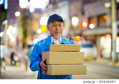 宅配　運送　シニア男性　軽バン　作業着 84346967