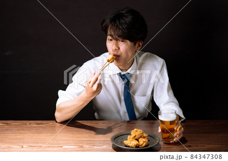 ビジネスマン　夜食 84347308