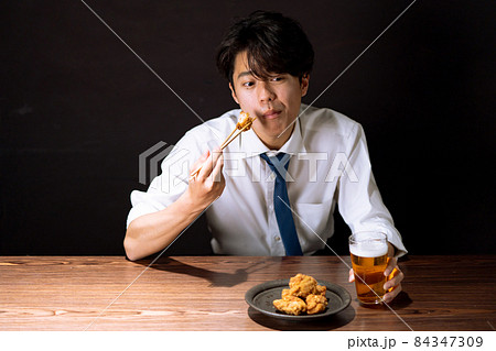 ビジネスマン　夜食 84347309
