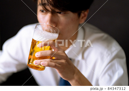 ビジネスマン　夜食 84347312