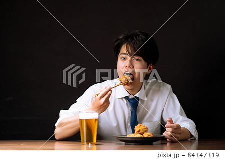 ビジネスマン　夜食 84347319