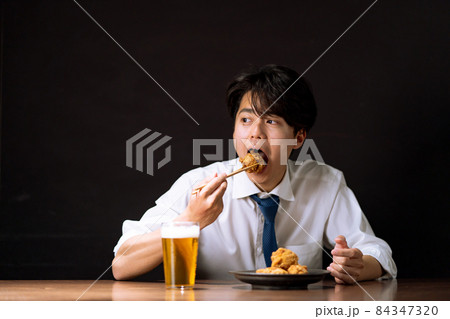 ビジネスマン　夜食 84347320