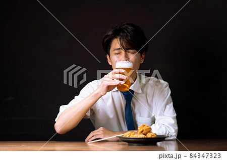 ビジネスマン　夜食 84347323