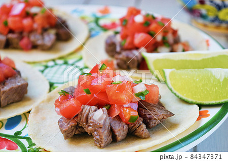 メキシコ料理の美味しいタコス 84347371