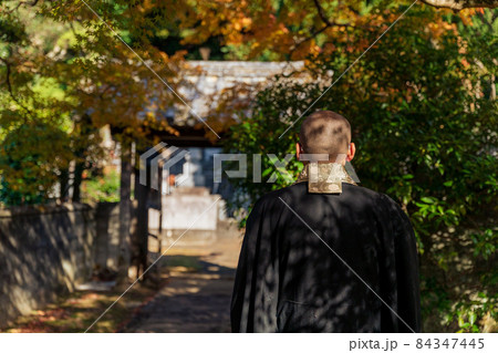 紅葉とお坊さん 紅葉とお坊さん 84347445
