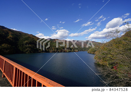 群馬県　勢多郡東村（現みどり市東町）にある草木湖の草木橋から上流方面を見る 84347528