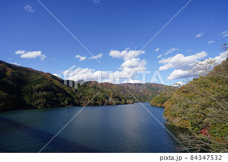 群馬県　勢多郡東村（現みどり市東町）にある草木湖の草木橋から上流方面を見る 84347532