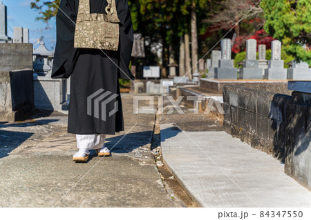 墓地を歩く僧侶 84347550