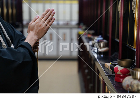 祈る僧侶 84347587